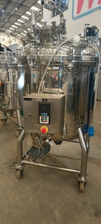 TANQUE COM MISTURADOR EM AÇO INOX 316, CAP 365LT